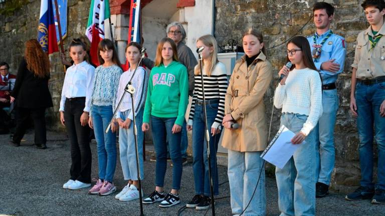 V Dolini tlakovca spomina za domačinki in nova plošča na trgu