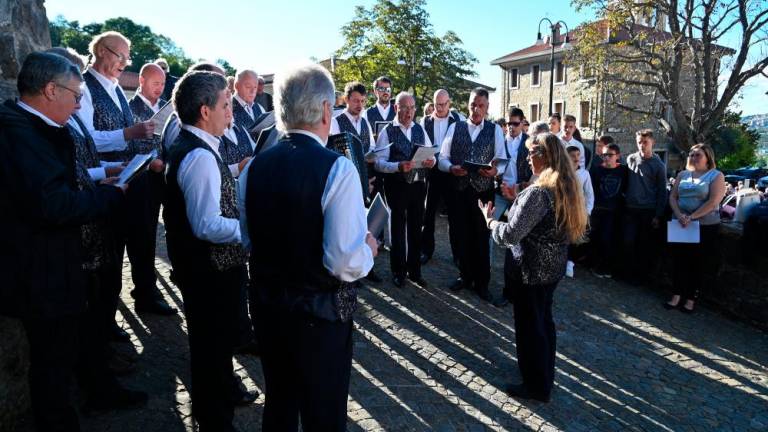 V Dolini tlakovca spomina za domačinki in nova plošča na trgu