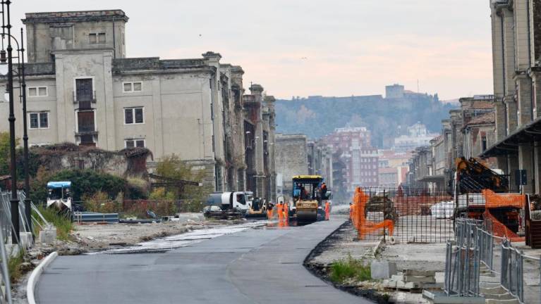 Monumentalno avenijo v Trstu začeli prelivati z asfaltom