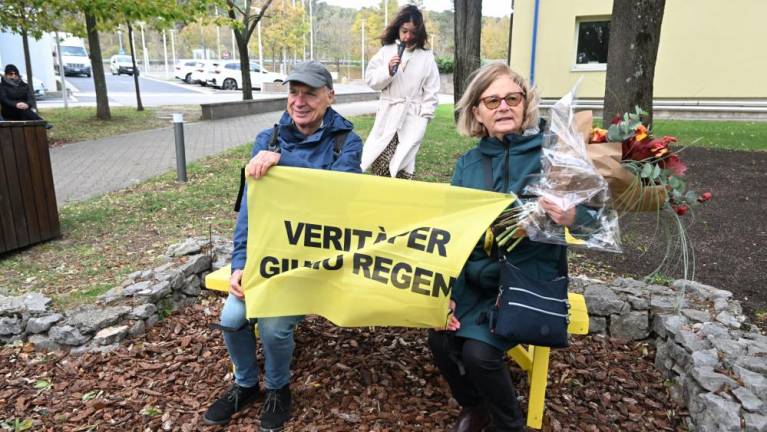 Na Padričah rumena klop za Giulia Regenija