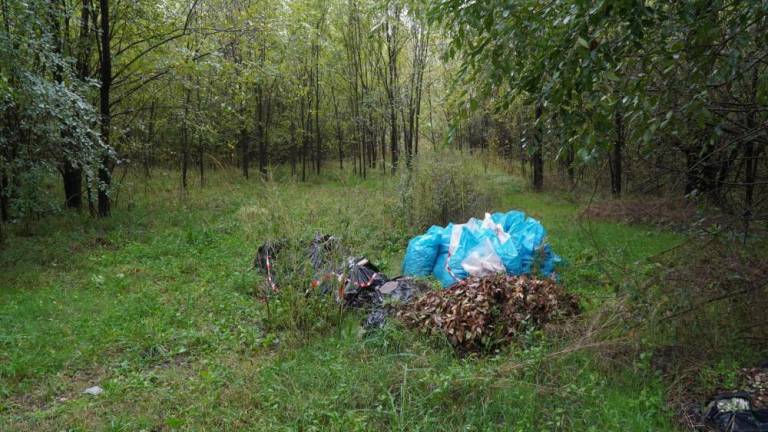 Pred kupi gradbenega materiala se kopičijo vedno novi odpadki