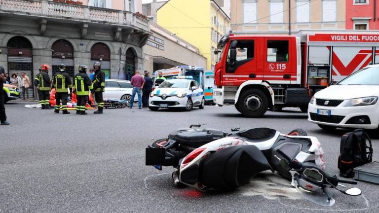 V trčenju na Trgu Garibaldi huje poškodovana skuteristka