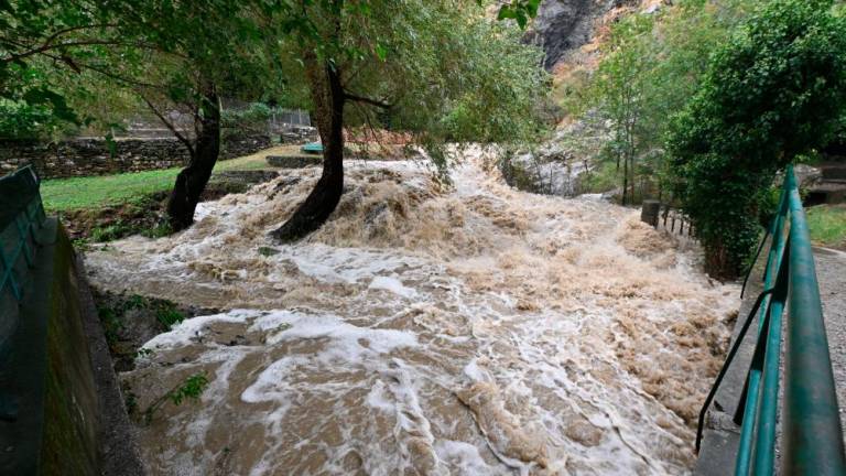 Izvir na Jami podivjal kot malokdaj, morda kot še nikoli (video)