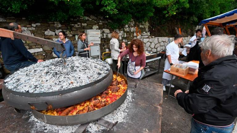 V Sesljanskem zalivu ob peki bika še pestra ponudba