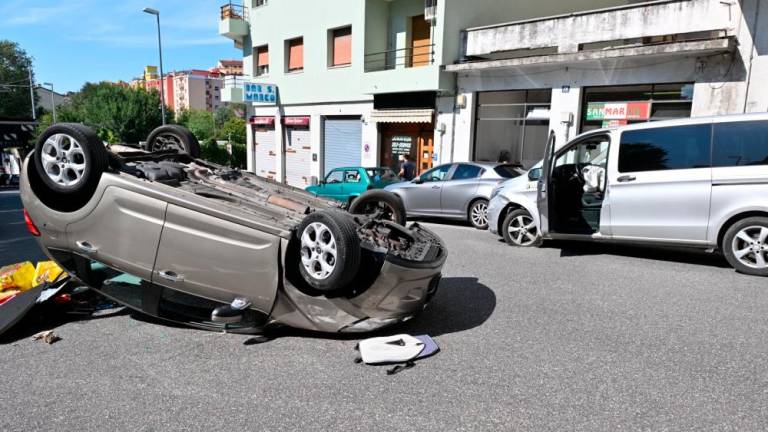 V Ulici San Marco avtomobil pristal na strehi