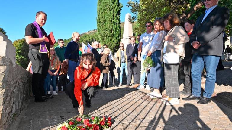 V Dolini tlakovca spomina za domačinki in nova plošča na trgu