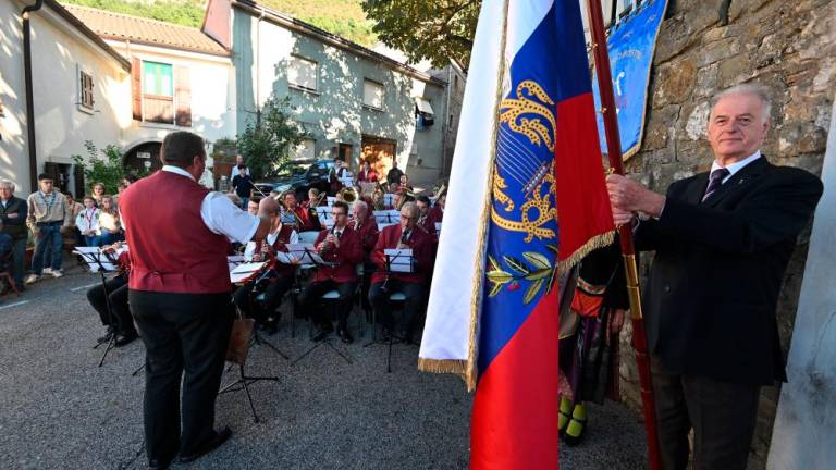 V Dolini tlakovca spomina za domačinki in nova plošča na trgu