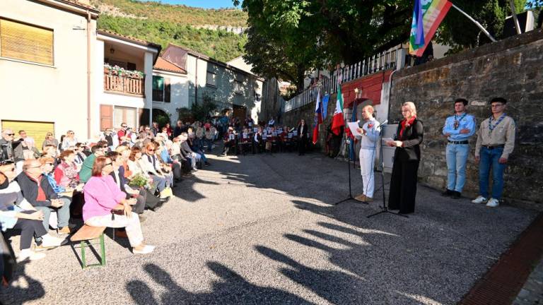 V Dolini tlakovca spomina za domačinki in nova plošča na trgu