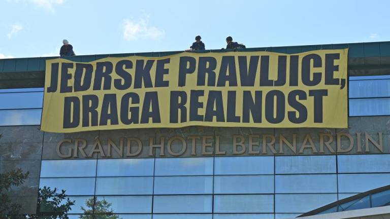 Jedrske strokovnjake pričakali protestniki