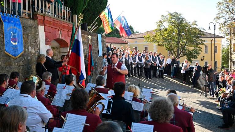 V Dolini tlakovca spomina za domačinki in nova plošča na trgu