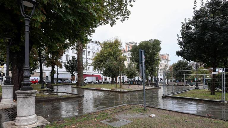 Na Trgu Libertà brez stekla in pločevine