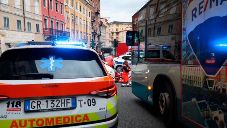 V trčenju na Trgu Garibaldi huje poškodovana skuteristka