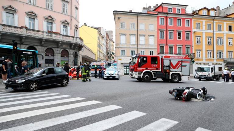 V trčenju na Trgu Garibaldi huje poškodovana skuteristka