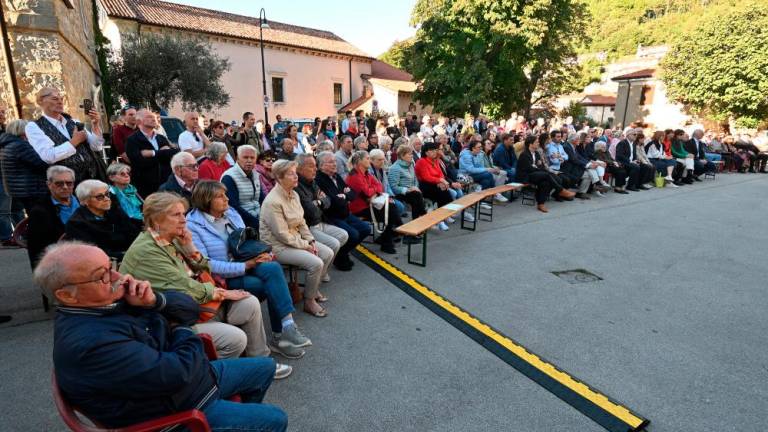 V Dolini tlakovca spomina za domačinki in nova plošča na trgu