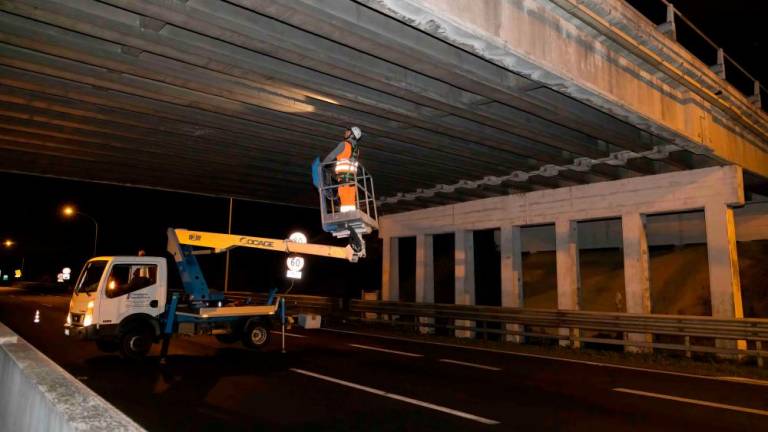 Na avtocesti A4 v noči na nedeljo podrli nadvoz (foto)