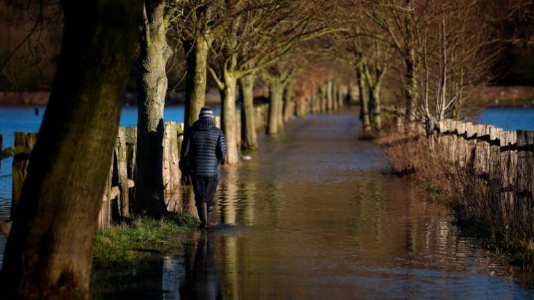 Veliko Britanijo prizadele poplave, zdaj pričakujejo sneg in led