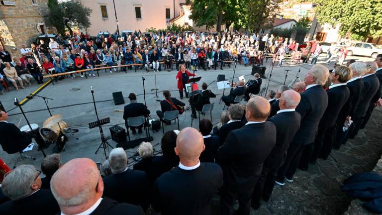 V Dolini tlakovca spomina za domačinki in nova plošča na trgu