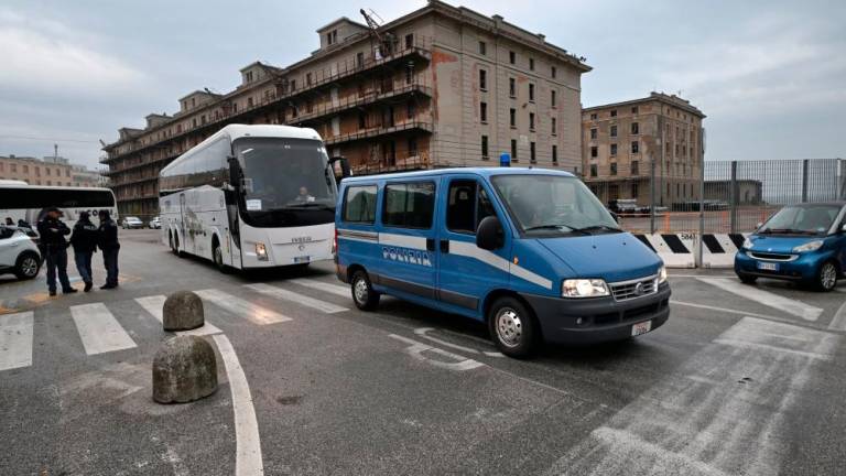 Policija začela prazniti Staro pristanišče