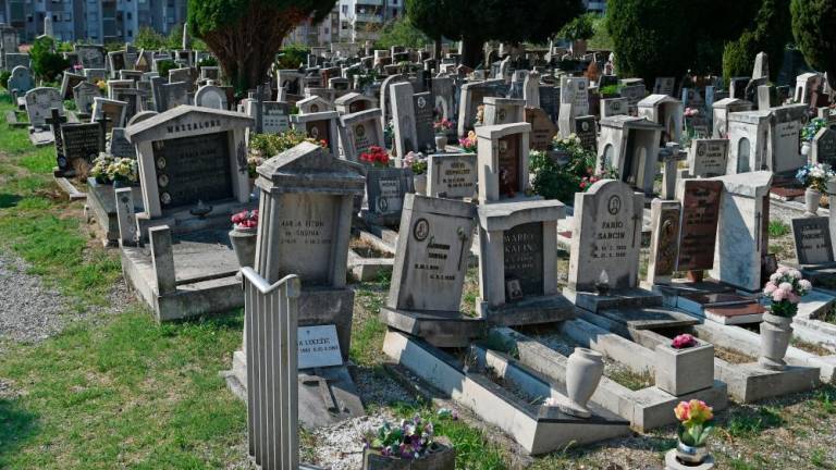 Neznanci oskrunili grobove na škedenjskem pokopališču