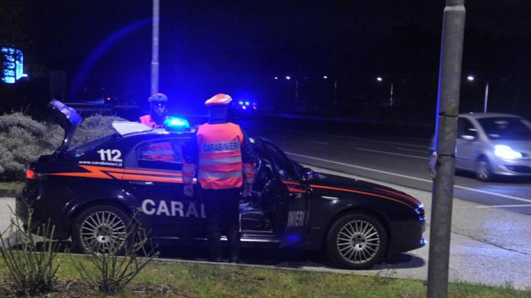 S kombijem razbili vrata trgovine in ukradli kolesa