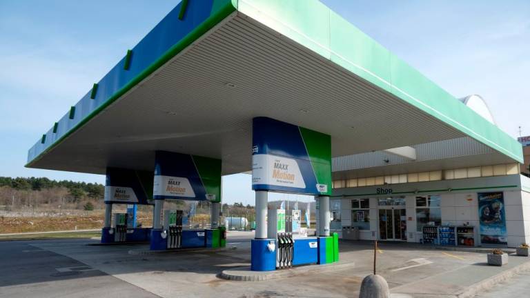 Slovenska vlada kljub pritiskom naftnih trgovcev ni zvišala marž za bencin in dizel