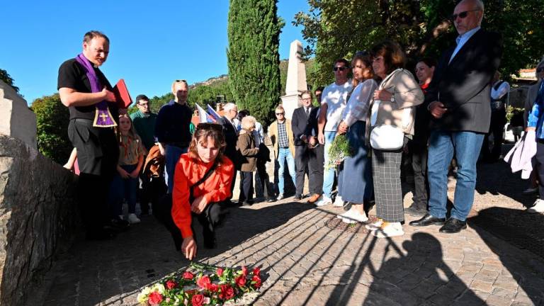 Tlakovca spomina za domačinki, ki sta umrli v Rižarni in plošča