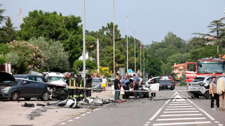 Huda prometna nesreča v Sesljanu, umrla ena oseba, več poškodovanih (video)