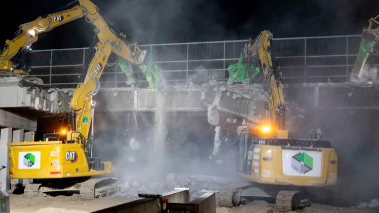 Na avtocesti A4 v noči na nedeljo podrli nadvoz (foto)