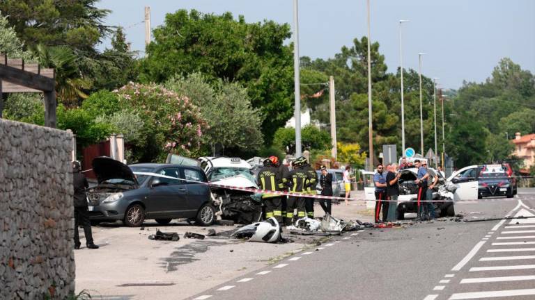 Huda prometna nesreča v Sesljanu, umrla ena oseba, več poškodovanih (video)