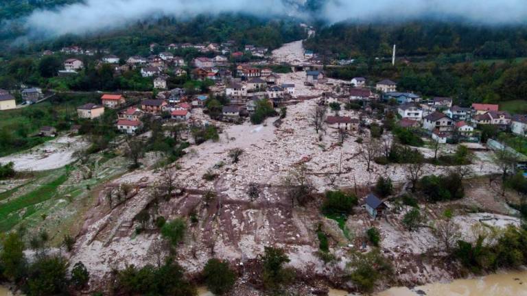 V poplavah v BiH umrlo najmanj 13 ljudi (video)