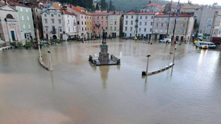 Poplavilo Tartinijev trg v Piranu, zaprli pešpot med Piranom in Fieso