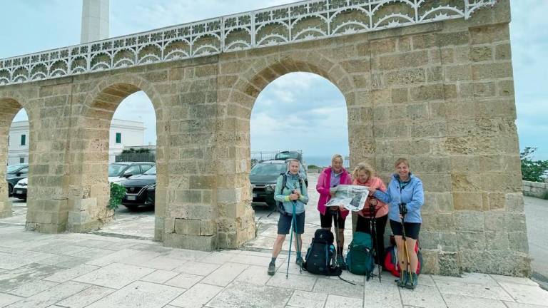 De finibus terrae... na stičišču Jadranskega in Jonskega morja...konec pohoda in počitnic... <i>(Martina, Natasa, Savina in Viviana)</i>