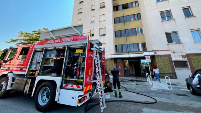 V požaru v Ulici Di Vittorio umrla 51-letna ženska
