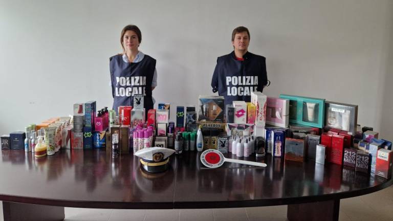 Lokalni policisti zasegli na stotine kozmetičnih izdelkov