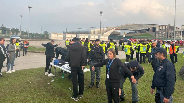 V Vidmu stroge kontrole, ploskanje in žvižgi