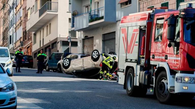 V Ulici San Marco avtomobil pristal na strehi