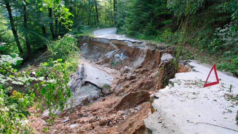 Geološki zavod RS zaradi namočenosti tal opozarja na nevarnost plazov