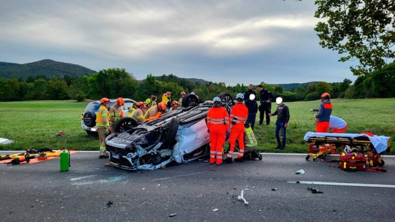 Med Materijo in Hrpeljami z avtom v drevo