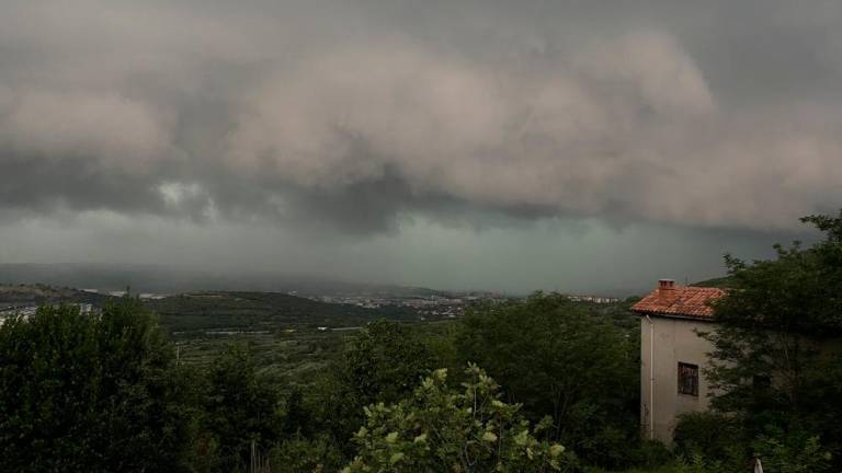 Rumeno opozorilo civilne zaščite iz FJK zaradi močnih neviht
