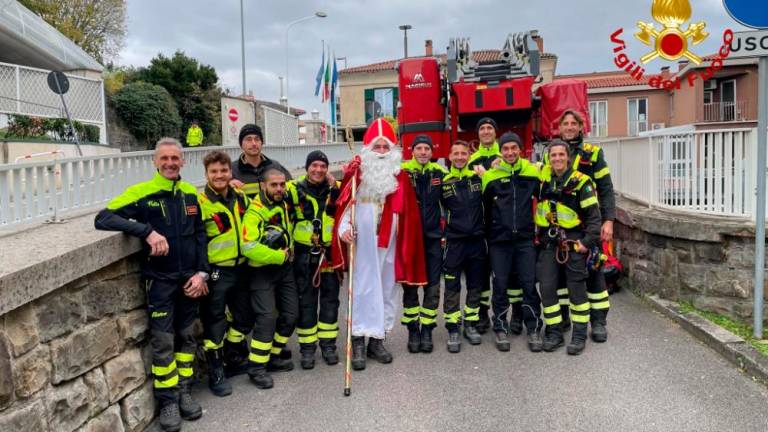 Gasilci z neba spustili Miklavža k malim pacientom (foto in video)