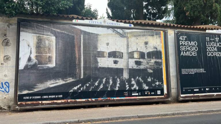 Oglaševalni zasloni v rokah uličnih umetnikov