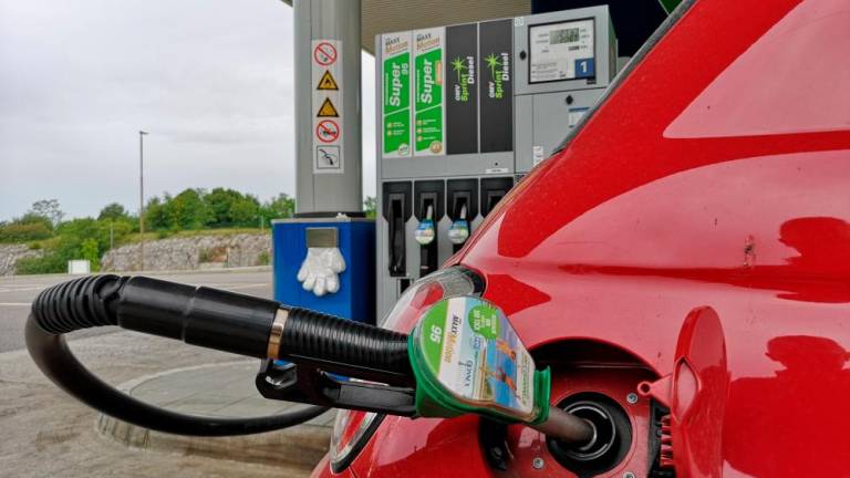 Cene bencina in dizla v Sloveniji kljub zvišanju trošarin nespremenjene