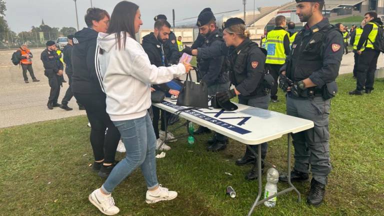 Stadion je bil močno zastražen, pred vhodom so organi pregona pregledovali vsebino nahrbtnikov in torb