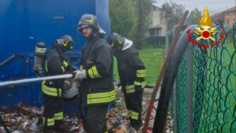 Pred nakupovalnim središčem zagorela stiskalnica kartonaste embalaže