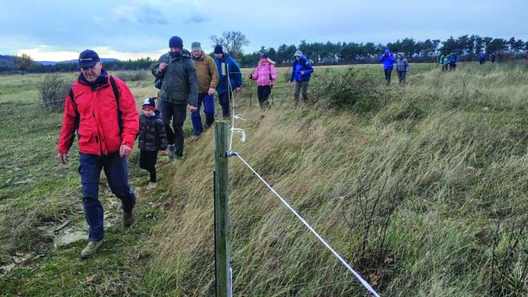 130 pohodnikov po »skupnih stezicah« v Bregu premagalo dež