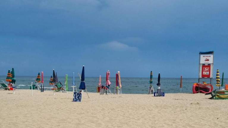 Na plaži trije poškodovani v udaru strele