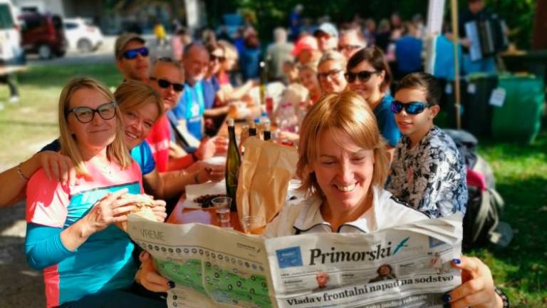 Prisrčno vzdušje na tradicionalnem druženju ob kostanju v priredbi SPDG (<i>Carmen Kocjančič</i>)