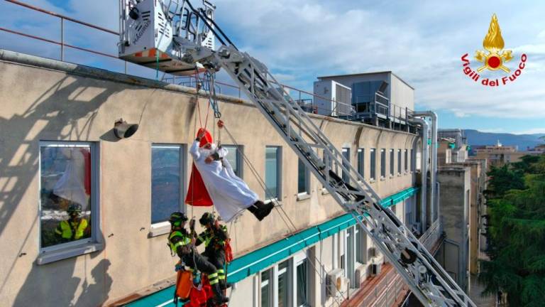 Gasilci z neba spustili Miklavža k malim pacientom (foto in video)