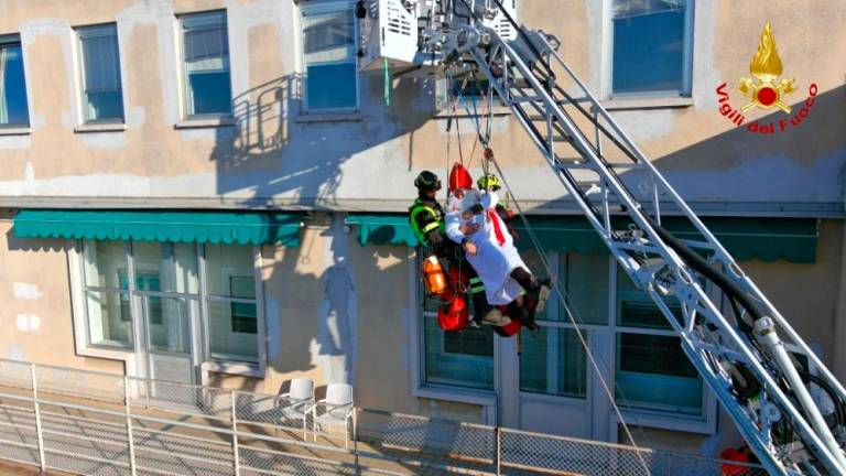 Gasilci z neba spustili Miklavža k malim pacientom (foto in video)