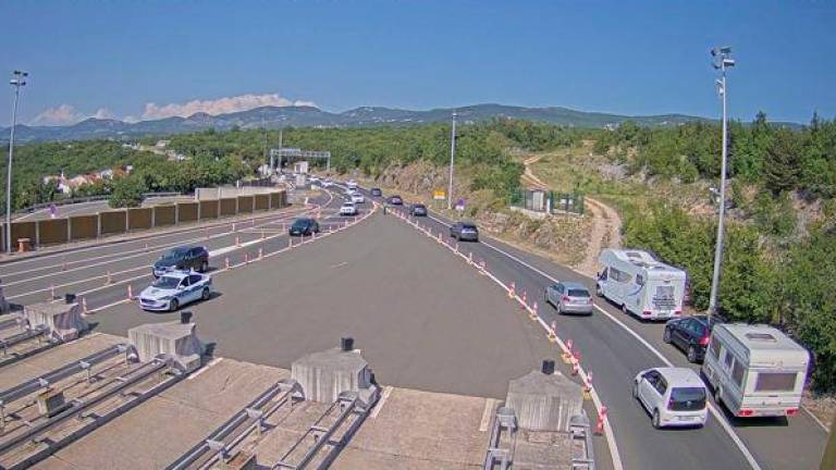 Močno povečan promet in zastoji tudi proti hrvaškim turističnim središčem